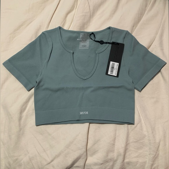 White Fox seamless crop tee - Picture 1 of 4